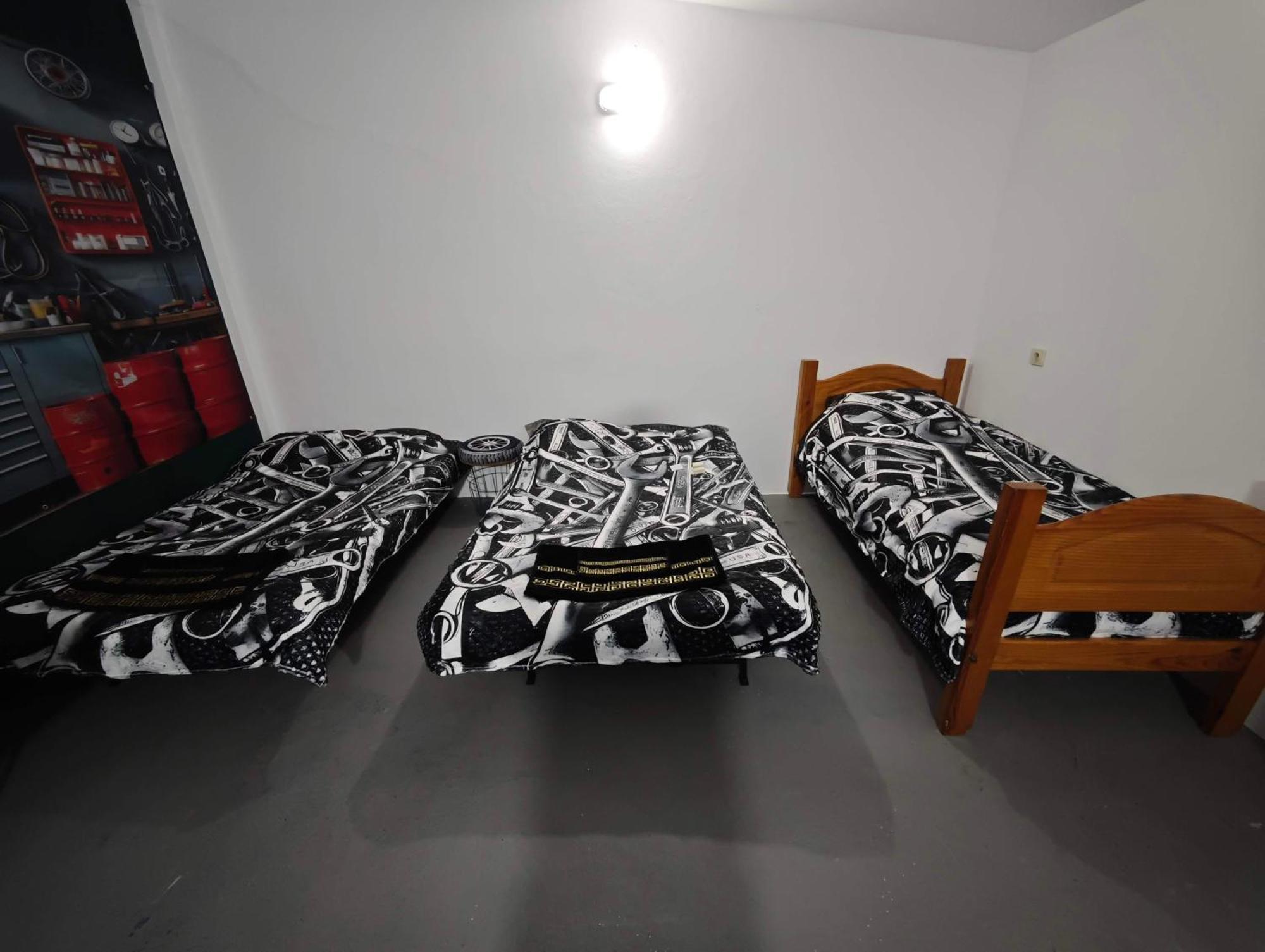 Garage4Me Pool Opcional Hotel Езмориз Екстериор снимка